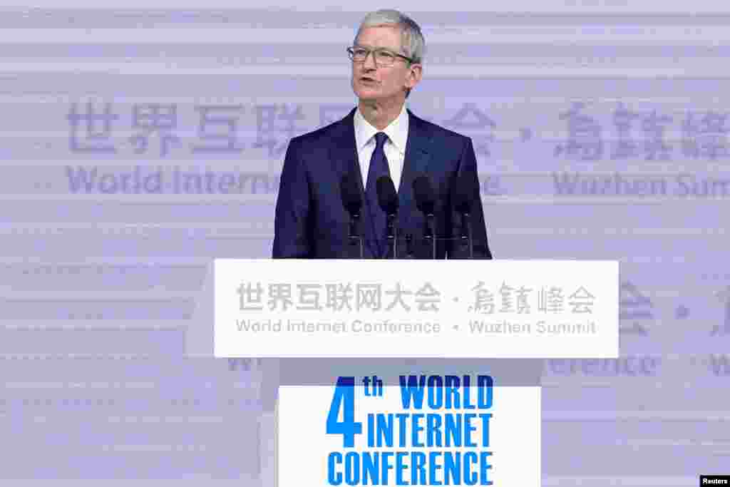 美国苹果公司首席执行官库克(Tim Cook)在中国浙江乌镇举行的第四届世界互联网大会的开幕式上讲话(2017年12月3日)。大会的亮点之一是全球科技企业高管纷纷到场,包括美国苹果公司首席执行官库克(Tim Cook)和谷歌首席执行官皮查伊(Sundar Pichai)。这是硅谷企业第一次派出如此高级别的代表与会。本届大会的主题是“发展数字经济,促进开放共享”。库克说这也是苹果公司的愿景之一。他说:“我们很自豪能与众多的中国合作伙伴一起,帮助建立一个在网络空间共享未来的社区。” 库克还说,中国开发者研发的应用程序获得的总收入位居全球之首,超过1120亿元。他没有提及今年早些时候600多个VPN软件被迫从苹果中国区商店下架。
