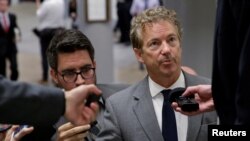 兰德·保罗参议员在国会山与记者交谈。（2017年10月18日）