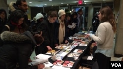 散会后与会者在写艾未未设计的明信片(美国之音 方冰拍摄)