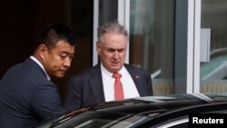 澳大利亚贸易与旅游部长唐·法雷尔（Don Farrell）周四抵达北京机场后，乘车前去与中国商务部部长王文涛举行会谈。2023年5月11日。