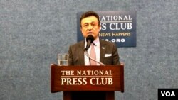 维吾尔族活动人士多里坤·艾沙在华盛顿国家记者俱乐部举行发布会。(美国之音萧雨拍摄)