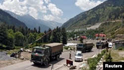 印度军队士兵驾驶军车行驶在通往中印边境的道路上。(2020年6月17日)