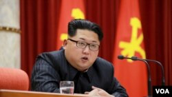 朝鲜领导人金正恩在向参与平壤宣布的氢弹试爆的科技人员、工兵和工作人员颁奖仪式上讲话(2016年1月13日)。