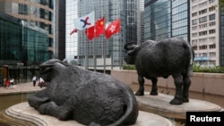 资料照: 香港交易所外的中国国旗、香港旗帜和港交所旗帜。