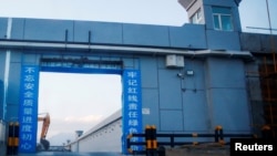 资料照:新疆大阪城一处中国官方称为职业训练中心的大门。(2018年9月4日)