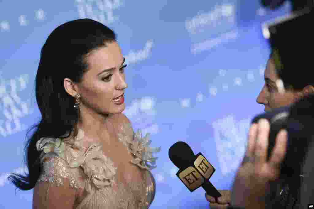 美国著名歌手凯蒂·佩芮(Katy Perry) 在纽约参加联合国儿童基金会年度“雪花”慈善舞会(UNICEF Snowflake Ball,2016年11月29日)。2017年6月16日,美国福布斯杂志报道说,她去年收入3300万美元,在美国收入最高的100名娱乐名人里,名列第95。