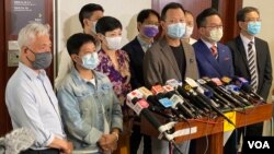 十多名民主派立法会议员4月9日会见传媒,就上诉庭裁定港府引用《紧急法》上诉得直表示失望,会上诉至终审法院。 (美国之音/汤惠芸)