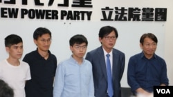 香港众志秘书长黄之锋(左三)与香港立法会议员朱凯迪(左二)和香港学联前副秘书长岑敖晖与时代力量党主席徐永明(右一)和立委黄国昌(右二)会见媒体。(2019年9月3日,美国之音林枫拍摄)