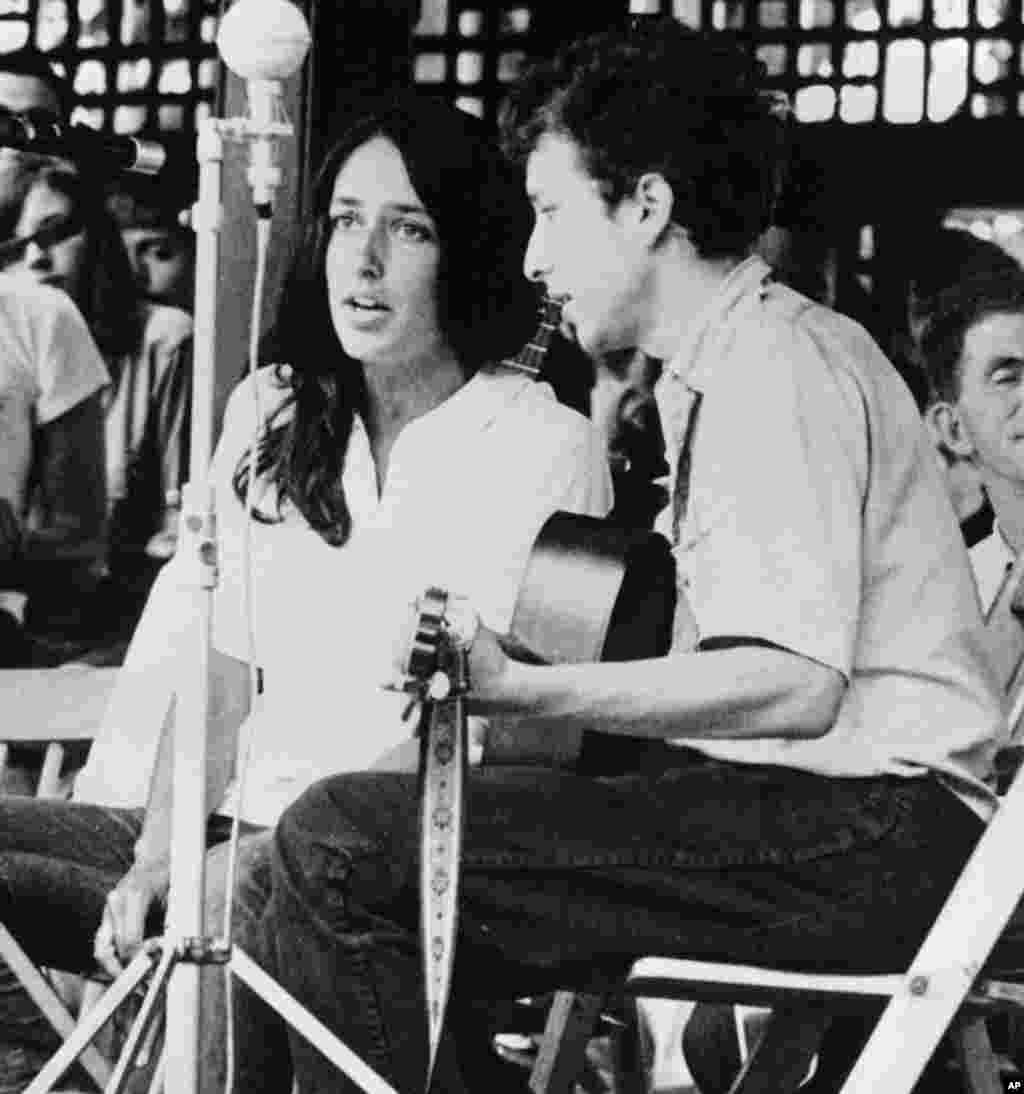1963年,鲍勃迪伦和歌手琼·贝兹(Joan Baez)在纽波特的爵士音乐节演唱