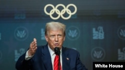 特朗普总统在白宫艾森豪威尔行政办公楼南苑礼堂签署行政命令,成立2028年洛杉矶奥运会工作组之前发表讲话。(2025年8月5日)