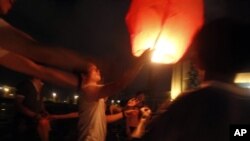 温州广场上有人放灯,灯上写有对遇难者的祝愿