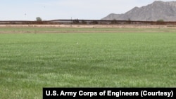 亚利桑那州尤马县的农田。美国陆军尤马实验场就在那里,而中国人在其附近购买了农田。