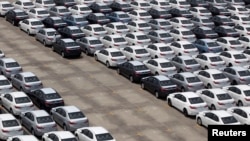 在台北等待出口的小汽车。(资料照)