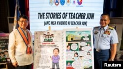 2025年1月24日,菲律宾海岸警卫队南中国海事务发言人杰伊·塔里拉 (Jay Tarriela 右)与菲律宾国家安全顾问爱德华多·阿诺(Eduardo Ano 左)在马尼拉的菲律宾国家图书馆举行的漫画书《胡恩老师说故事》新书发布会上。