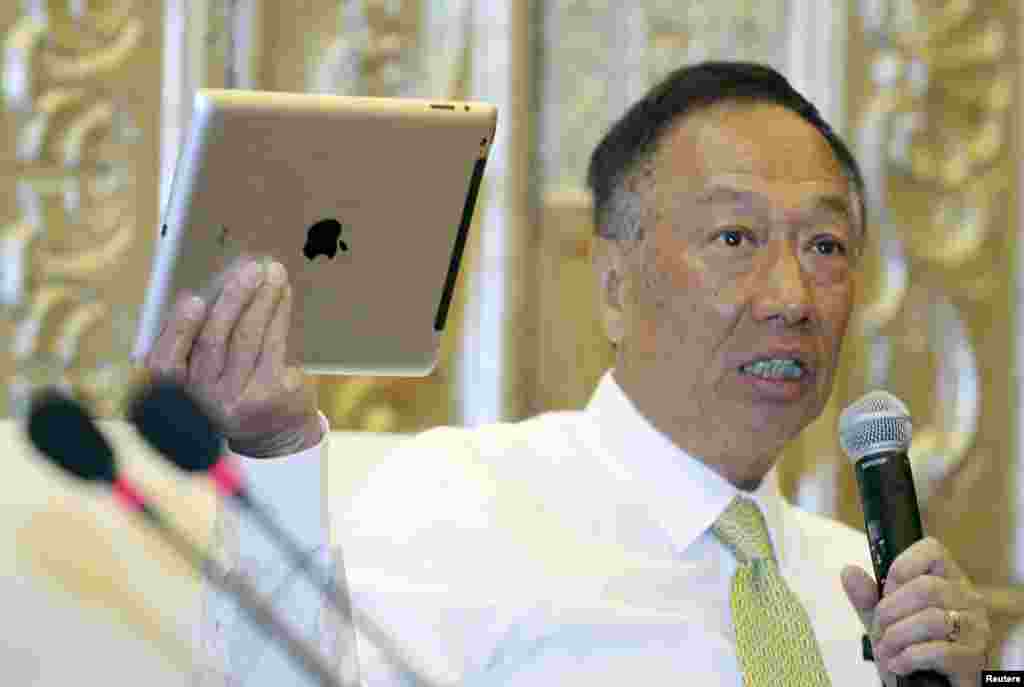 鸿海精密工业股份有限公司董事长郭台铭2013年7月21日在贵州的贵阳国际论坛年会的新闻发布会上手持苹果公司产品讲话。中国是苹果最大的海外市场和主要的苹果手机和平板电脑的生产基地,苹果在中国有很大的利害关系。2018年8月3日,苹果股价每股207.39美元,总市值首次超过1万亿美元,成为第一家拥有这么高市值的美国上市公司。有专家说,如果在10年前,也就是2008年,投资1000美元在苹果股票上,2018年8月3日的价值是9222美元。