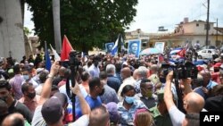 在圣安东尼奥·德洛斯巴诺斯镇发生的抗议活动中,示威民众将在场的古巴总统米格尔·迪亚兹·卡内尔(中央)包围了起来。