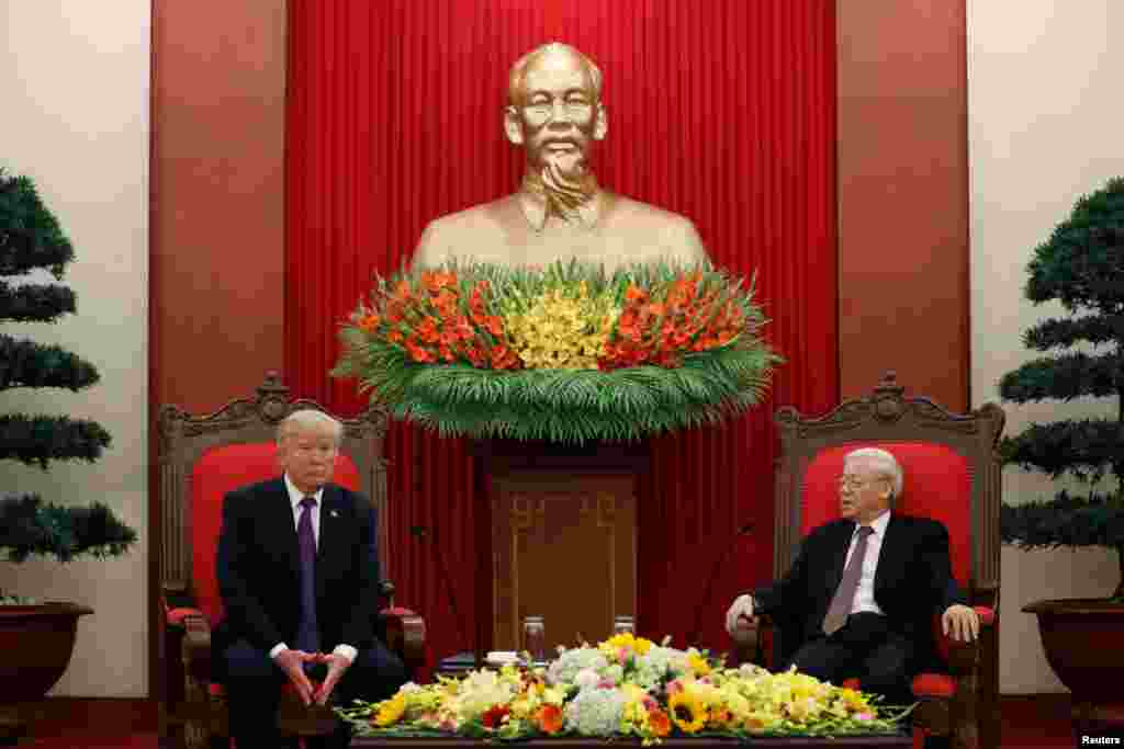 美国总统川普在河内的越南共产党总部与越南共产党总书记阮富仲举行会谈。(2017年11月12日)
