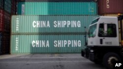 美国乔治亚州一个港口装卸中国集装箱（美联社2018年7月5日）