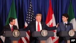 美国总统特朗普(中)与加拿大总理特鲁(右)多去年11月30日出席在阿根廷举行的G20峰会。