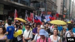 七一游行中有人打出港英旗(美国之音海彦拍摄)