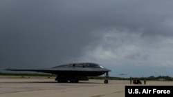 美军一架B-2型“幽灵”隐形轰炸机飞抵迪戈加西亚岛美国海军基地(美国空军2020年8月12日摄)