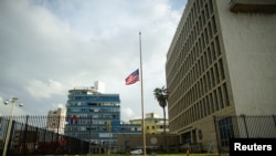 在飓风艾玛给古巴带来洪水和断电之后,美国驻古巴大使馆下半旗(2017年9月11日)