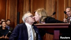 美国众议院通过《尊重婚姻法案》后,法案发起人之一、来自威斯康星州的民主党联邦参议员塔米·鲍德温问候来自明尼苏达州的前民主党联邦众议员巴尼·弗兰克。(2022年12月8日)