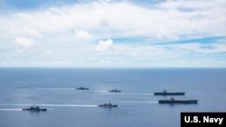美国海军的尼米兹号和里根号航空母舰组成的双航母战斗群7月6日在南中国海航行。(美国海军提供)