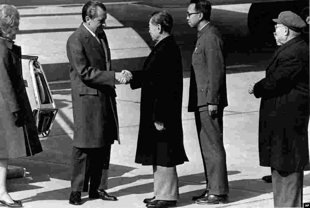 1972年2月21日中国总理周恩来在北京机场欢迎美国总统尼克松。 尼克松曾经将他1972年对中国的访问形容为“改变世界的一星期” 。周恩来身后站着翻译冀朝铸。但当时中方发表的照片却被修图,冀朝铸变成空白,而翻译王海容被放到前面。后来有中国报刊报道说:“冀朝铸并没有详细解释个中原委,这个小插曲似乎也是那个时期国内复杂政治斗争的微妙体现吧。”冀朝铸是从美国回中国的哈佛学生,是周恩来的亲信,后来当过联合国副秘书长,卸任后有批毛言论。而王海容是毛泽东的表侄孙女,文革期间曾任副外长,与毛关系密切。 毛死后,其亲信文革派政要被捕,王海容也曾被停职审查。