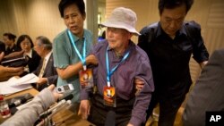 资料照 一位二战期间被强征的中国劳工在记者会上(2016年6月)