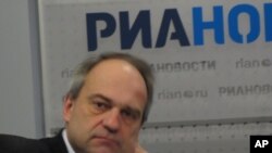 25. juli 1999: Lance Armstrong po prvi put osvaja Tour de France i prolazi avenijom Champs Elysees u Parizu zajedno sa svojim timom.