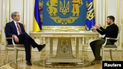 2025年2月12日,乌克兰总统泽连斯基与美国财政部长斯科特·贝森特在基辅举行会谈。