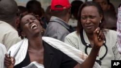 2015年4月5日失去亲人的人们在加里萨大学学院遇难者追悼上悲痛欲绝。