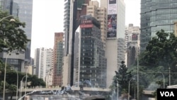 香港警方10月6日下午4點左右在警察總部施放多次催淚彈驅散示威者。(攝影: 美國之音湯惠芸)