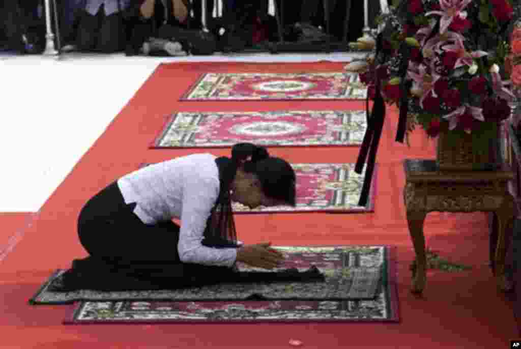 (၆၇) ကြိမ်မြောက် အာဇာနည်နေ့အခမ်းအနားမှာ အမျိုးသားဒီမိုကရေစီအဖွဲ့ချုပ် ဥက္ကဋ္ဌ ဒေါ်အောင်ဆန်းစုကြည် ဖခင်ဗိုလ်ချုပ်အောင်ဆန်းအား ရှိခိုးဦးချ ဂါရဝပြု နေစဉ် (ဇူလိုင် ၁၉၊ ၂၀၁၄။ ဓါတ်ပုံ အေပီ)။  