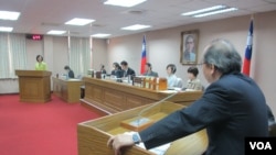 台湾官员在立法院司法及法制委员会就肯尼亚诈骗案接受质询(美国之音张永泰拍摄)