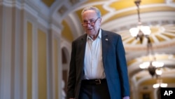 参议院多数党领袖舒默抵达参议院,准备推进向乌克兰、以色列和台湾提供950亿美元援助的法案。(2024年4月23日)