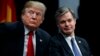 Presiden AS Donald Trump (kiri) duduk bersama Direktur FBI Christopher Wray pada acara wisuda Akademi Nasional FBI di Quantico, Virginia. (foto: dok).