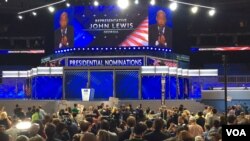 2016年7月26日,民主党全国代表大会现场,众议员约翰·路易斯在提名过程期间发表演讲