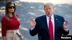 美国总统川普动身前往欧洲前在白宫南草坪上对媒体讲话,第一夫人梅拉尼亚站在一旁。(2018年7月10日)
