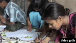 少女持反杀戮推崇爱的标语(美国之音记者国符拍摄)