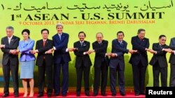 代表美国总统奥巴马的国务卿克里(左四)、越南总理阮晋勇(左三)和其他东盟国家领导人参加第一届东盟-美国峰会。