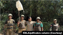 လက်နက်ချအညံ့ခံတဲ့ စစ်ကောင်စီတပ်ဖွဲ့ဝင်တချို့နဲ့ KNLA ကော်ဘရာစစ်ကြောင်း စစ်ဆင်ရေးမှူးတို့အား အတူတွေ့ရစဉ် (ဒီဇင်ဘာ ၃၀၊ ၂၀၂၄)