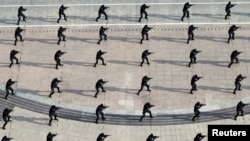 中国特警部队在山东进行反恐训练。(2014年7月11日)