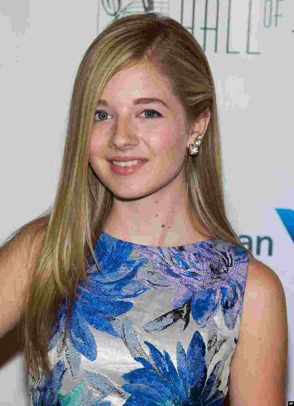 美国少女歌手杰基·伊万科(Jackie Evancho)出席歌曲作者名人堂颁奖仪式(2014年6月12日)
