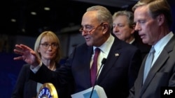 美国国会参议院多数党领袖查克·舒默(图中)2023年10月9日在美国驻北京大使馆召开记者会,针对国会访团与中国国家主席习近平的会谈向媒体发表讲话。(美联社)