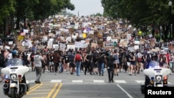 大批民众6日在首都华盛顿美国国会附近游行,抗议警察暴力。