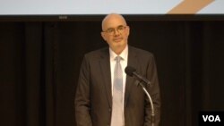 美国在台协会处长谷立言(Raymond Greene)在台湾高雄的中山大学发表演说。(2024年12月4日)