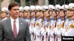 美国国防部长埃斯珀在河内检阅越南军方仪仗队。(2019年11月20日)