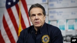 纽约州长科莫3月24日在纽约市贾维茨临时医院举行的记者会上。他背后是医院的医疗物资。(美联社)